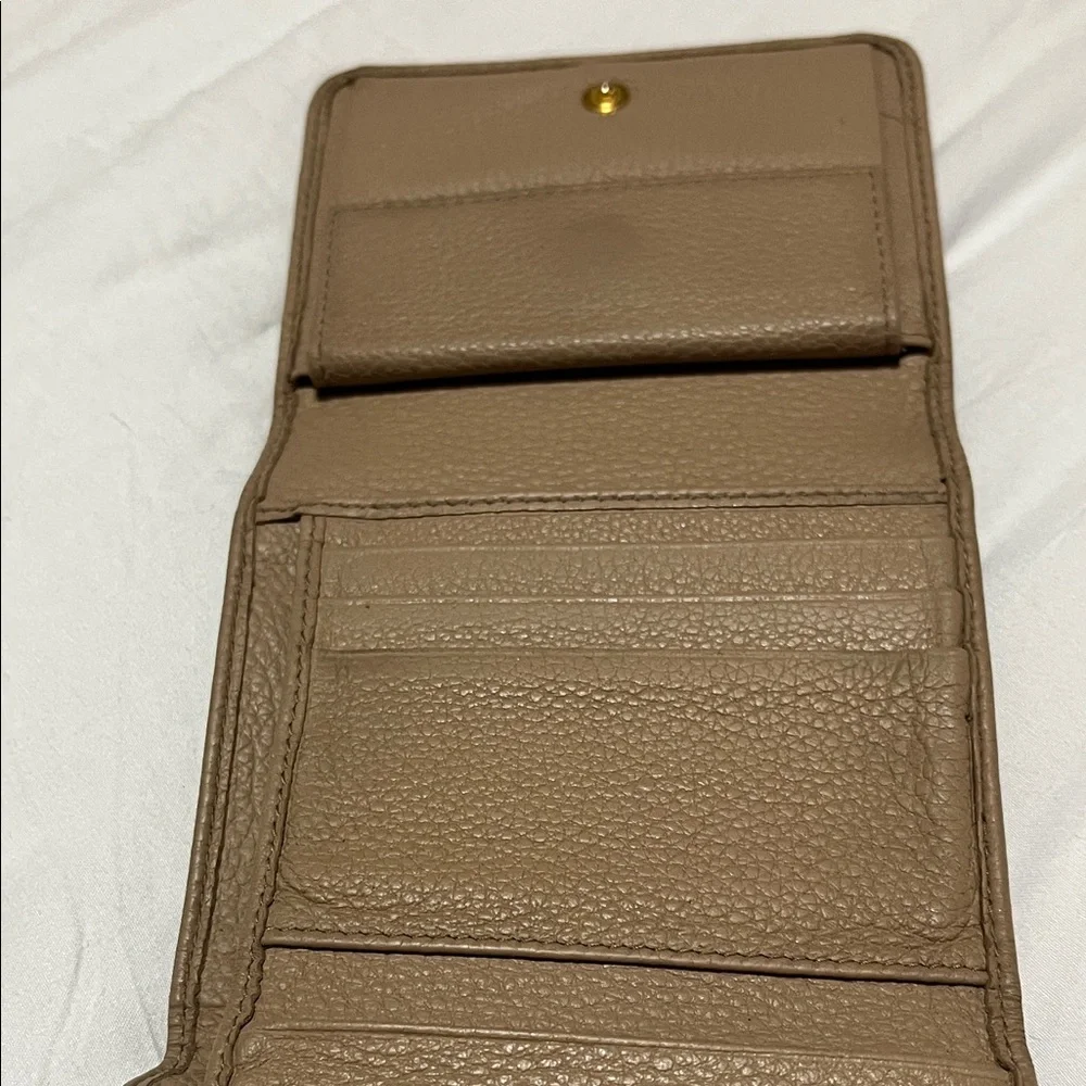 Authentic Prada Beige Leather Wallet with Gold Logo - Picture 3 of 6